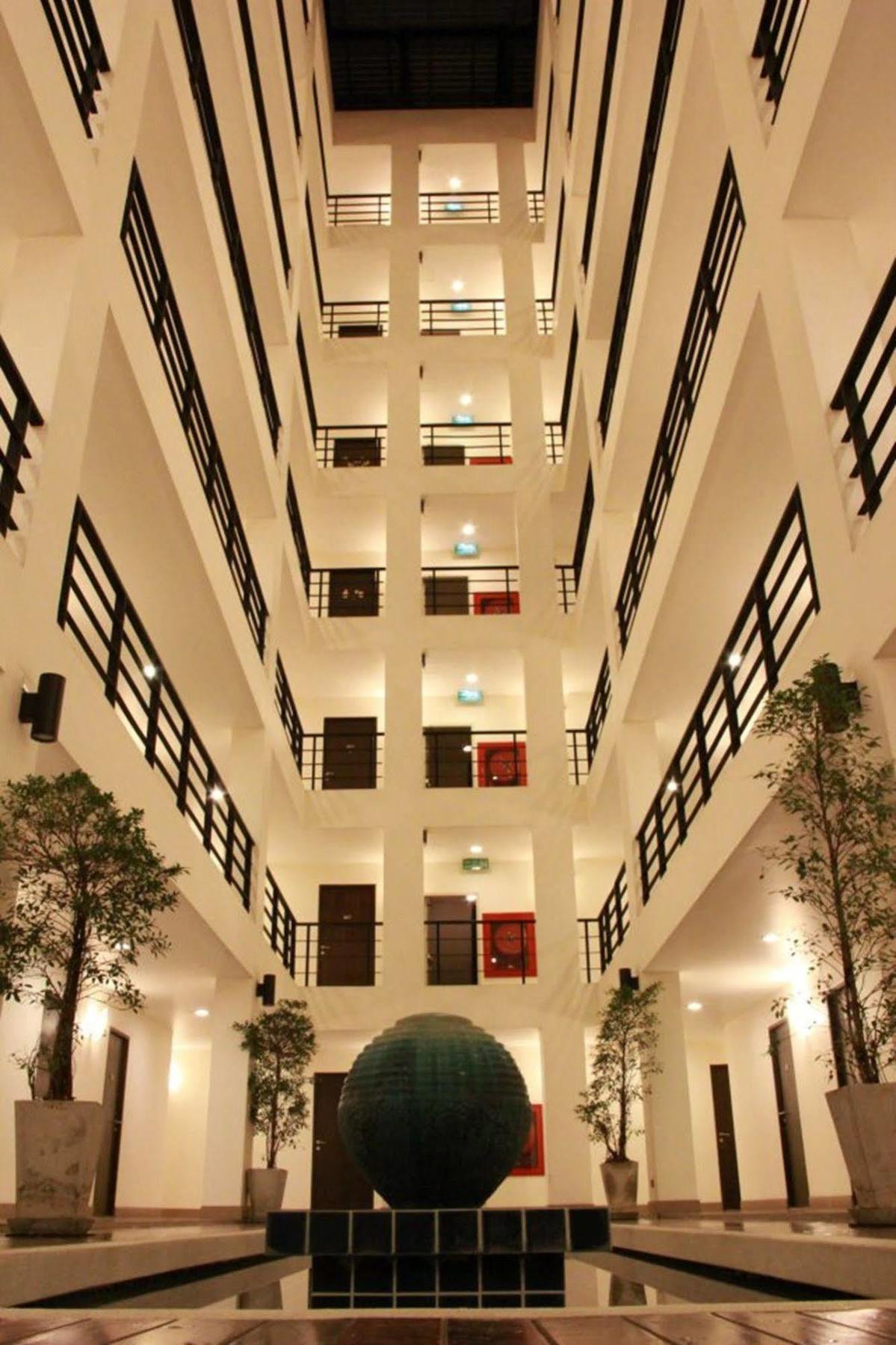 The Atrium Ratchada 13 Aparthotel Banguecoque Exterior foto